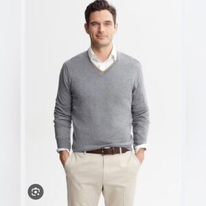 Banana Republic Men's Charcoal Grey V-Neck Sweater with Premium Luxe Yarn